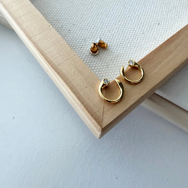 Avarie Bezel Curve Earrings - Gold