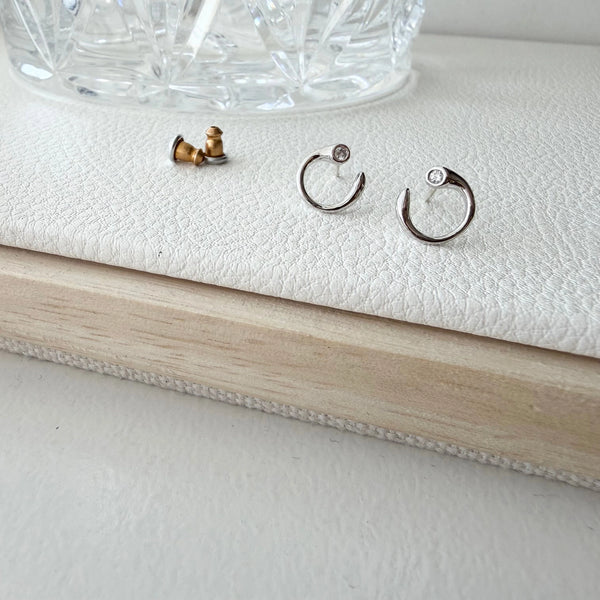 Avarie Bezel Curve Earrings - Silver