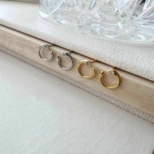 Avarie Bezel Curve Earrings - Gold