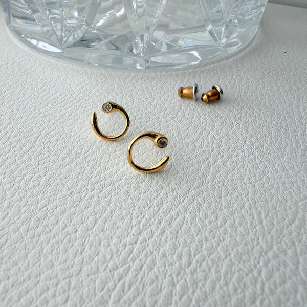 Avarie Bezel Curve Earrings - Gold
