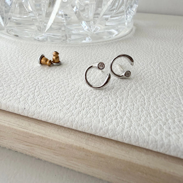 Avarie Bezel Curve Earrings - Silver